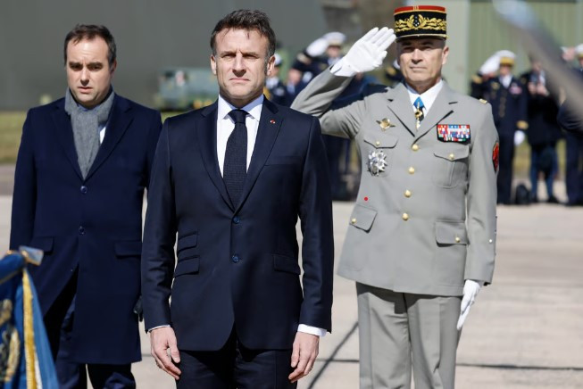 Tổng thống Pháp Emmanuel Macron trong chuyến thăm căn cứ không quân. (Ảnh: Getty)