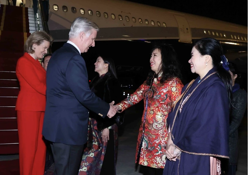 Nhà Vua và Hoàng hậu Bỉ đến sân bay Nội Bài. (Ảnh: TTXVN)