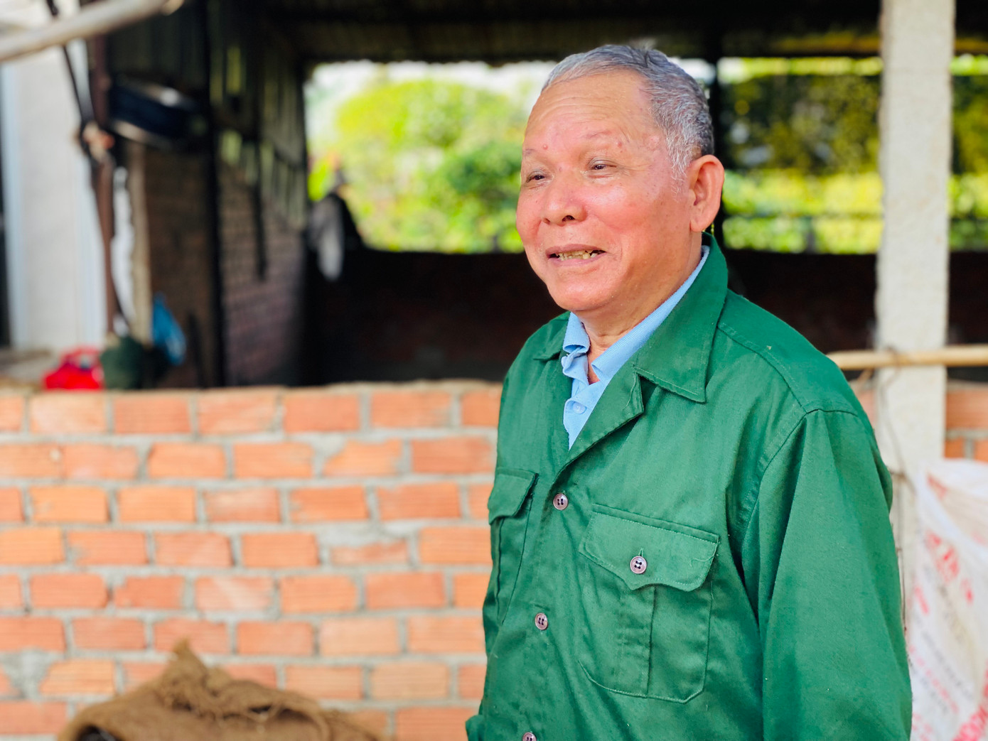 Nông dân Nguyễn Kim Đình rất vui mừng khi giá cacao tăng cao. Ảnh: Thu Loan. Nông dân Nguyễn Kim Đình rất vui mừng khi giá cacao tăng cao. Ảnh: Thu Loan.