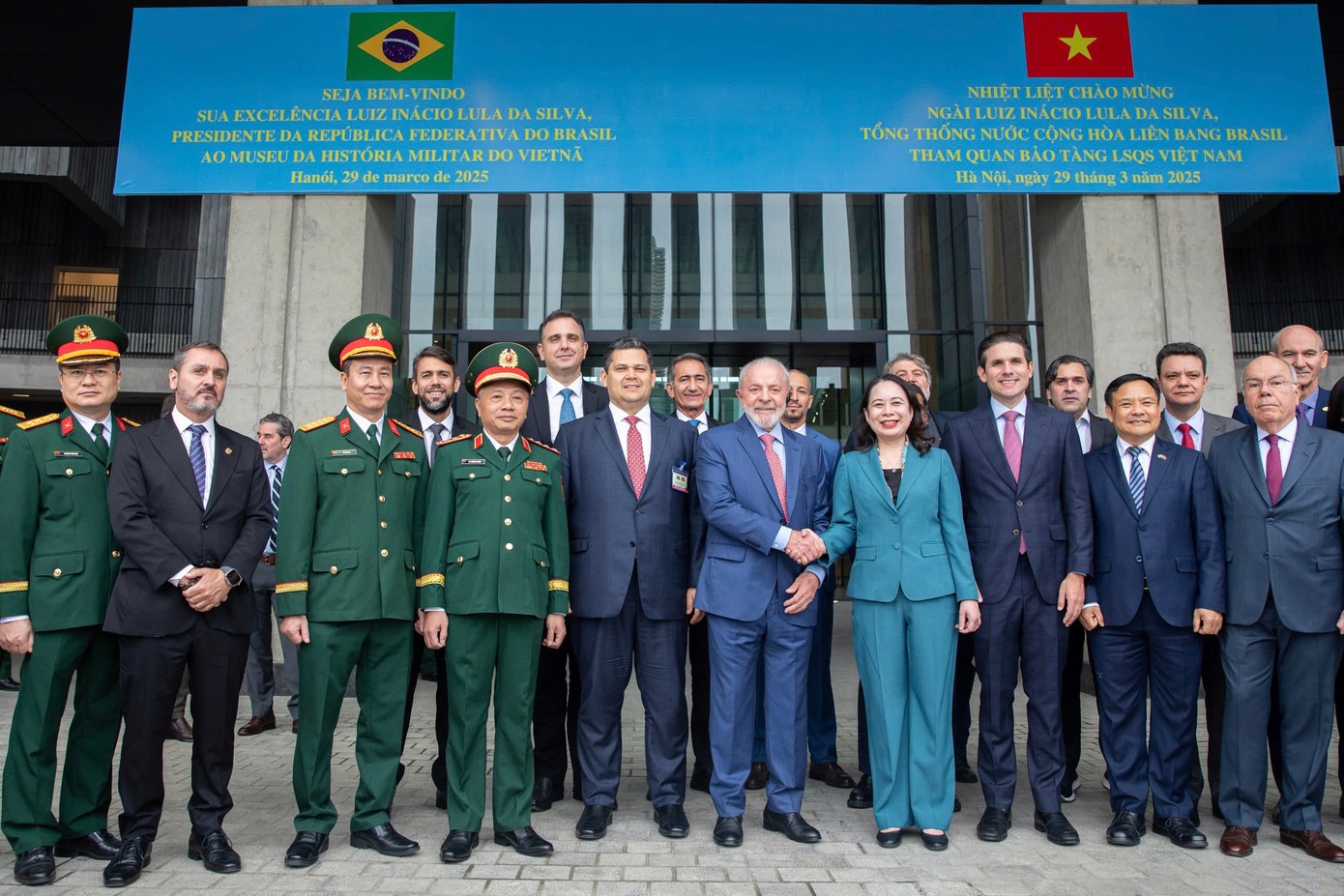Phó Chủ tịch nước Võ Thị Ánh Xuân cùng Tổng thống Brazil Lula da Silva chụp ảnh chung với các quan chức hai bên tại Bảo tàng. Ảnh: Nhật Minh.