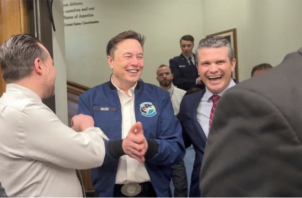 Tỷ phú Elon Musk cười đùa với Bộ trưởng Quốc phòng Mỹ Pete Hegseth sau cuộc làm việc ở Lầu Năm Góc, ngày 21/3. (Ảnh: Reuters) Tỷ phú Elon Musk cười đùa với Bộ trưởng Quốc phòng Mỹ Pete Hegseth sau cuộc làm việc ở Lầu Năm Góc, ngày 21/3. (Ảnh: Reuters)