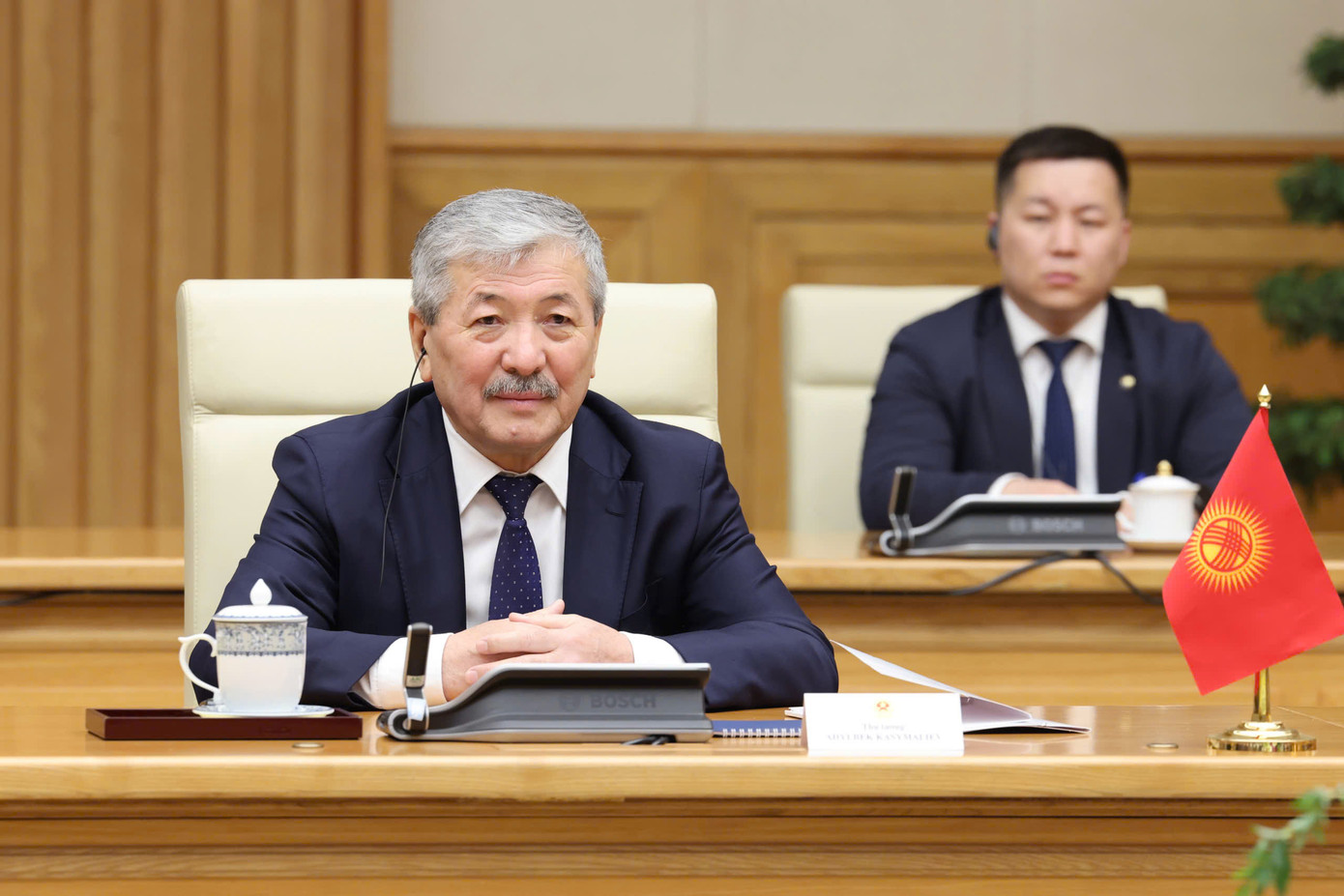 Thủ tướng Kyrgyzstan Adylbek Kasymaliev trong cuộc hội đàm, ngày 6/3. (Ảnh: Đoàn Bắc) Thủ tướng Kyrgyzstan Adylbek Kasymaliev trong cuộc hội đàm, ngày 6/3. (Ảnh: Đoàn Bắc)