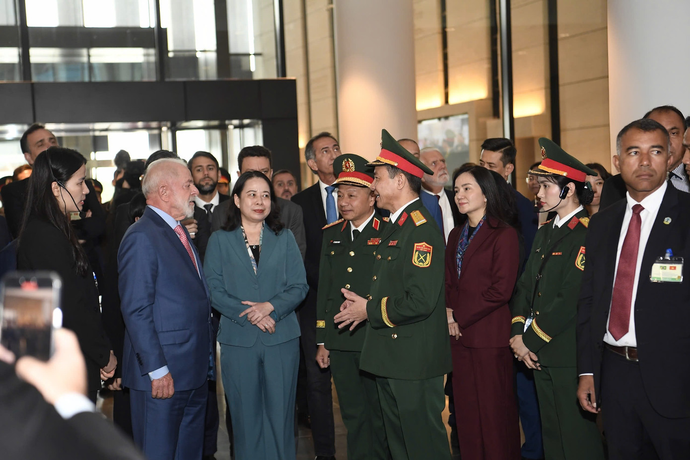 Phó Chủ tịch nước Võ Thị Ánh Xuân và Tổng thống Brazil Luiz Inácio Lula da Silva thăm Bảo tàng Lịch sử Quân sự Việt Nam. Ảnh: Nhật Minh.