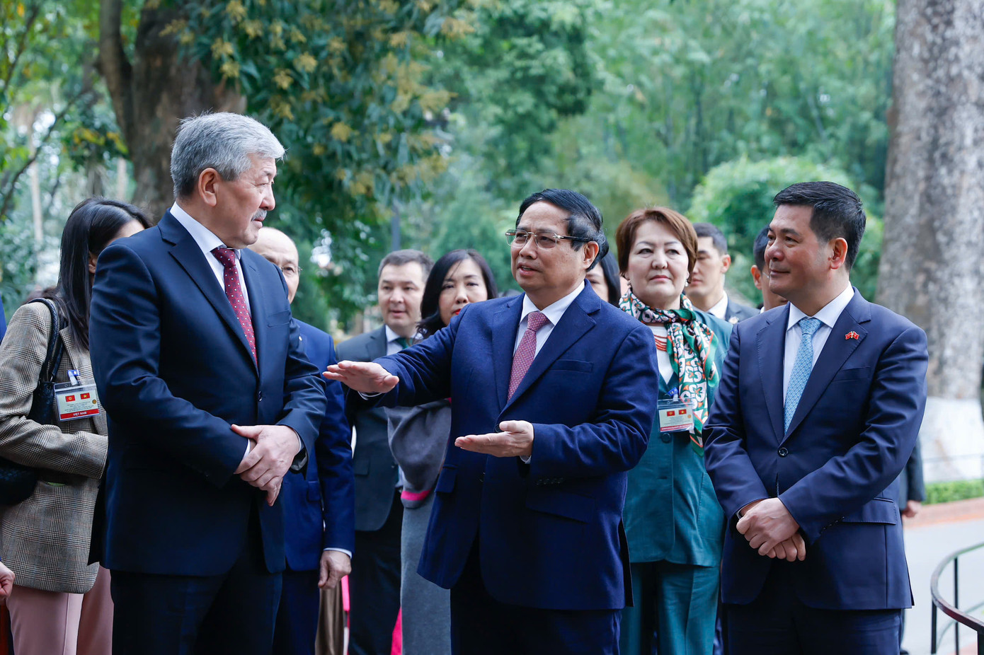 Thủ tướng Phạm Minh Chính giới thiệu với Thủ tướng Kyrgyzstan Adylbek Kasymaliev về Khu Di tích Phủ Chủ tịch. (Ảnh: Nhật Bắc) Thủ tướng Phạm Minh Chính giới thiệu với Thủ tướng Kyrgyzstan Adylbek Kasymaliev về Khu Di tích Phủ Chủ tịch. (Ảnh: Nhật Bắc)