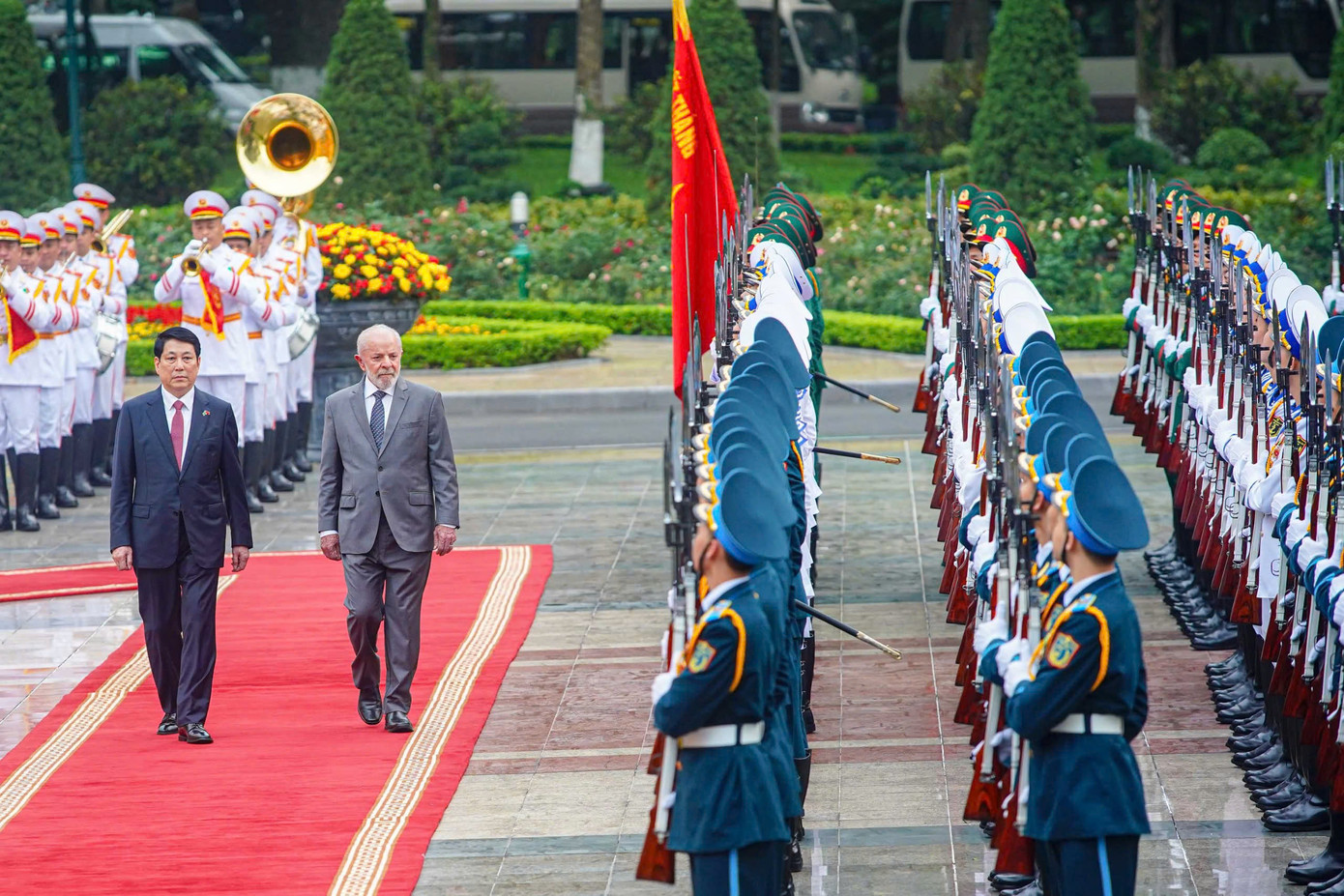 Chủ tịch nước Lương Cường và Tổng thống Brazil Lula da Silva duyệt Đội danh dự Quân đội nhân dân Việt Nam. (Ảnh: Duy Phạm) Chủ tịch nước Lương Cường và Tổng thống Brazil Lula da Silva duyệt Đội danh dự Quân đội nhân dân Việt Nam. (Ảnh: Duy Phạm)