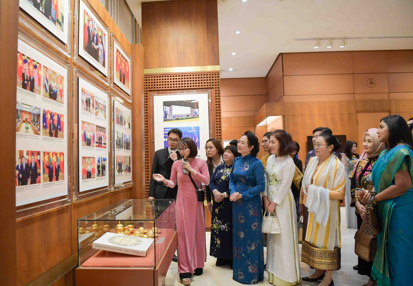 Các phu nhân nghe giới thiệu về Quốc hội Việt Nam. (Ảnh: Mofa) Các phu nhân nghe giới thiệu về Quốc hội Việt Nam. (Ảnh: Mofa)