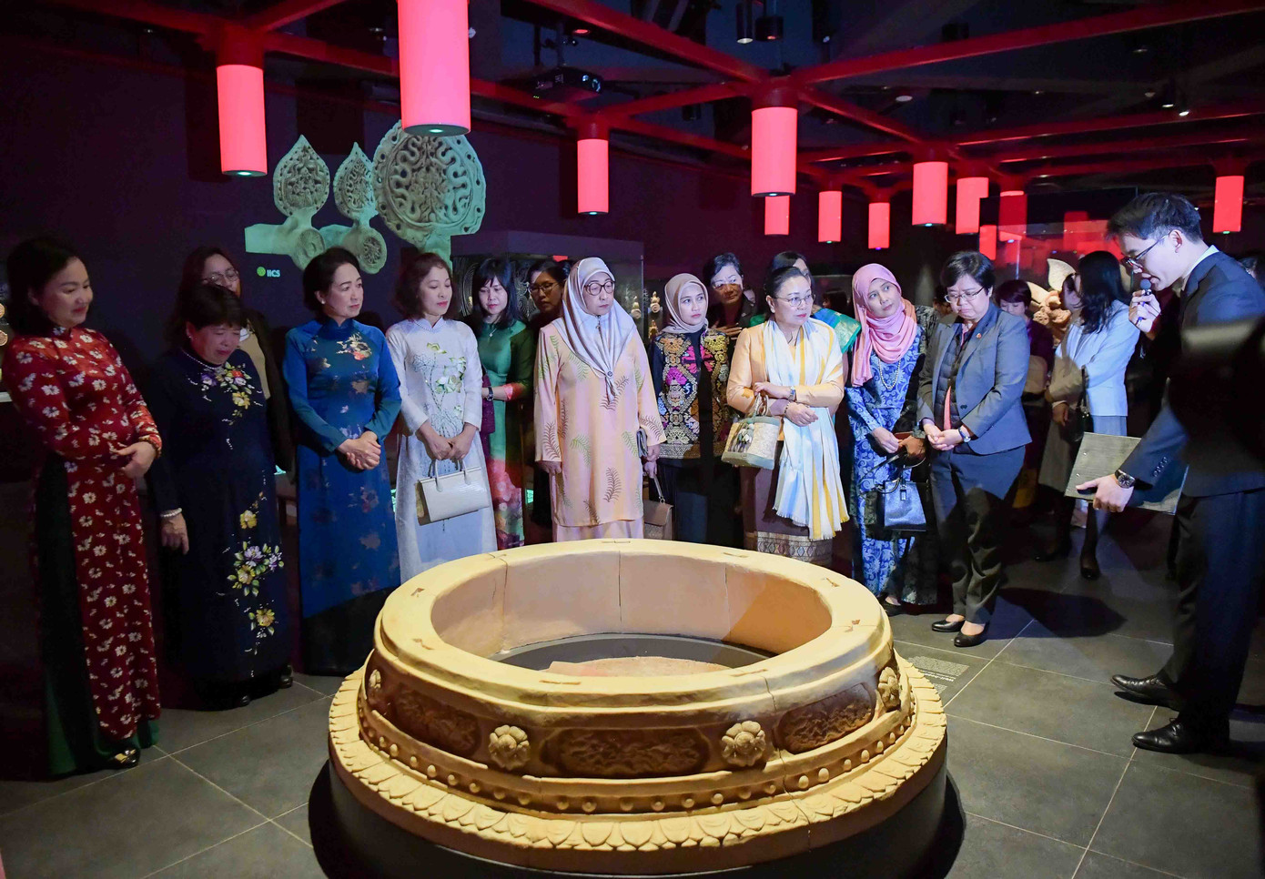 Các phu nhân nghe giới thiệu trong khu trưng bày khảo cổ. (Ảnh: Mofa) Các phu nhân nghe giới thiệu trong khu trưng bày khảo cổ. (Ảnh: Mofa)