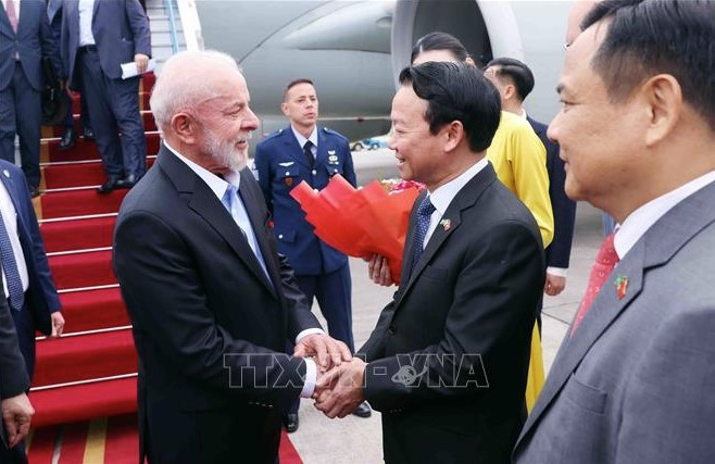 Bộ trưởng Nông nghiệp và Môi trường Đỗ Đức Duy đón Tổng thống Lula da Silva tại Sân bay quốc tế Nội Bài. (Ảnh: TTXVN) Bộ trưởng Nông nghiệp và Môi trường Đỗ Đức Duy đón Tổng thống Lula da Silva tại Sân bay quốc tế Nội Bài. (Ảnh: TTXVN)