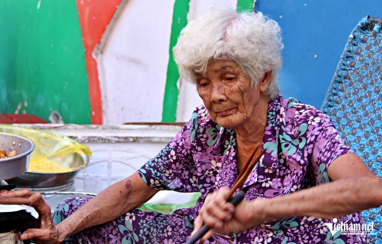 Cụ bà đã bán các món ăn đậm chất đường phố này hơn 40 năm qua. Ảnh: Hà Nguyễn