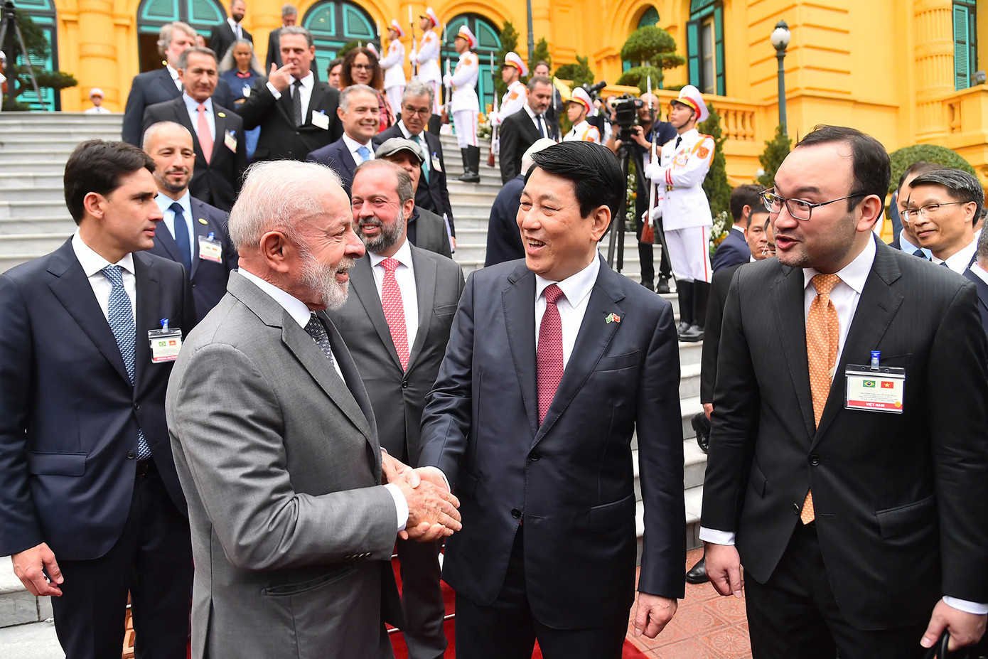 Chủ tịch nước Lương Cường đón Tổng thống Brazil Lula da Silva tại Phủ Chủ tịch sáng 28/3. (Ảnh: Nhật Minh) Chủ tịch nước Lương Cường đón Tổng thống Brazil Lula da Silva tại Phủ Chủ tịch sáng 28/3. (Ảnh: Nhật Minh)