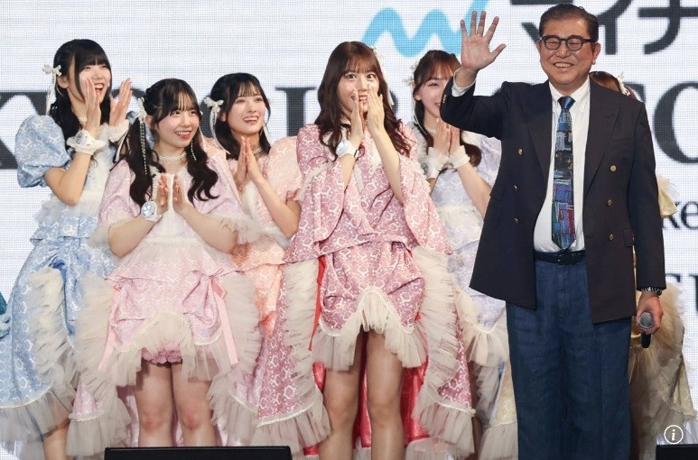 Thủ tướng Nhật Bản Shigeru Ishiba xuất hiện trong chương trình thời trang, ngày 1/3. (Ảnh: AP)