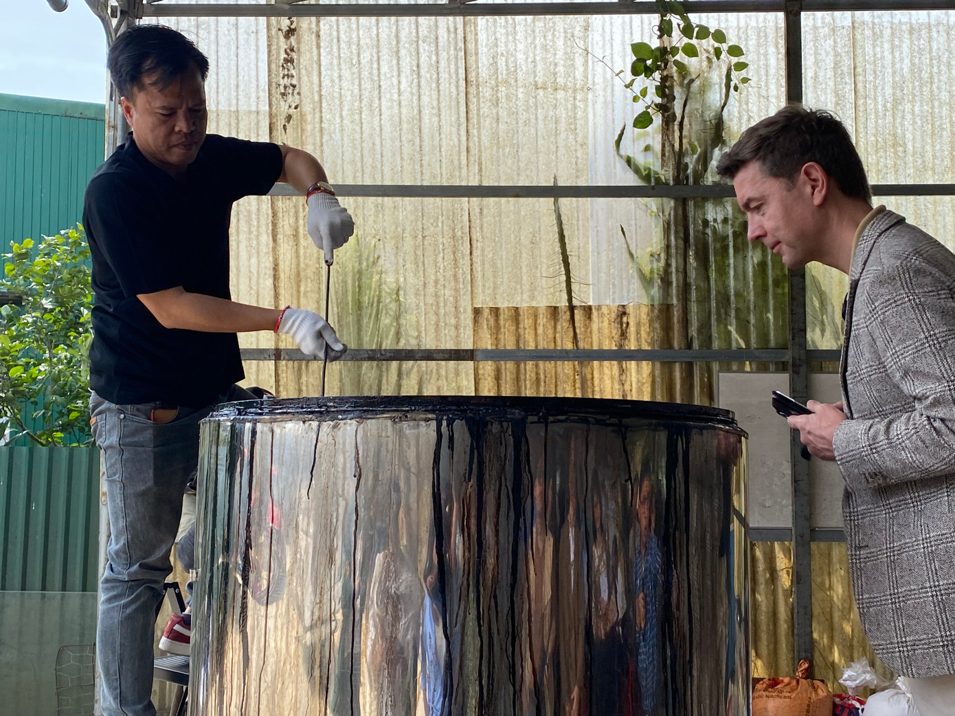 Đại sứ Julien Guerrier nghe giới thiệu về chiếc lò đốt phụ phẩm nông nghiệp thành than sinh học phù hợp với quy mô gia đình. Ảnh: Thu Loan. Đại sứ Julien Guerrier nghe giới thiệu về chiếc lò đốt phụ phẩm nông nghiệp thành than sinh học phù hợp với quy mô gia đình. Ảnh: Thu Loan.