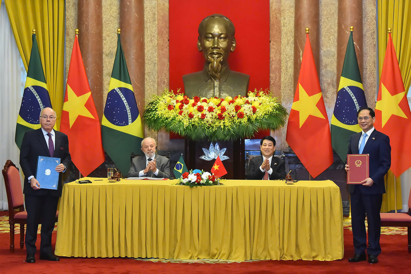 Chủ tịch nước Lương Cường và Tổng thống Brazil Lula da Silva chứng kiến lễ ký và trao văn kiện hợp tác. (Ảnh: Nhật Minh) Chủ tịch nước Lương Cường và Tổng thống Brazil Lula da Silva chứng kiến lễ ký và trao văn kiện hợp tác. (Ảnh: Nhật Minh)