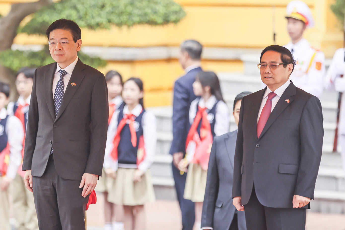 Hai Thủ tướng đứng trên bục danh dự nghe cử hành quốc thiều hai nước tại lễ đón. (Ảnh: Nhật Minh) Hai Thủ tướng đứng trên bục danh dự nghe cử hành quốc thiều hai nước tại lễ đón. (Ảnh: Nhật Minh)