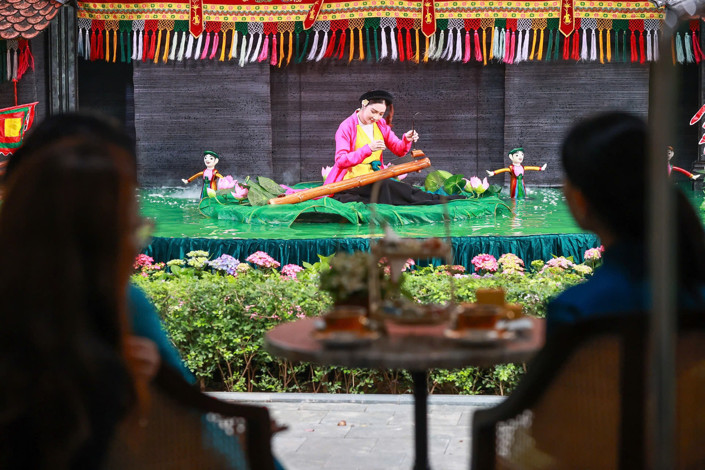 Hai Phu nhân xem múa rối nước. Ảnh: Nhật Minh.