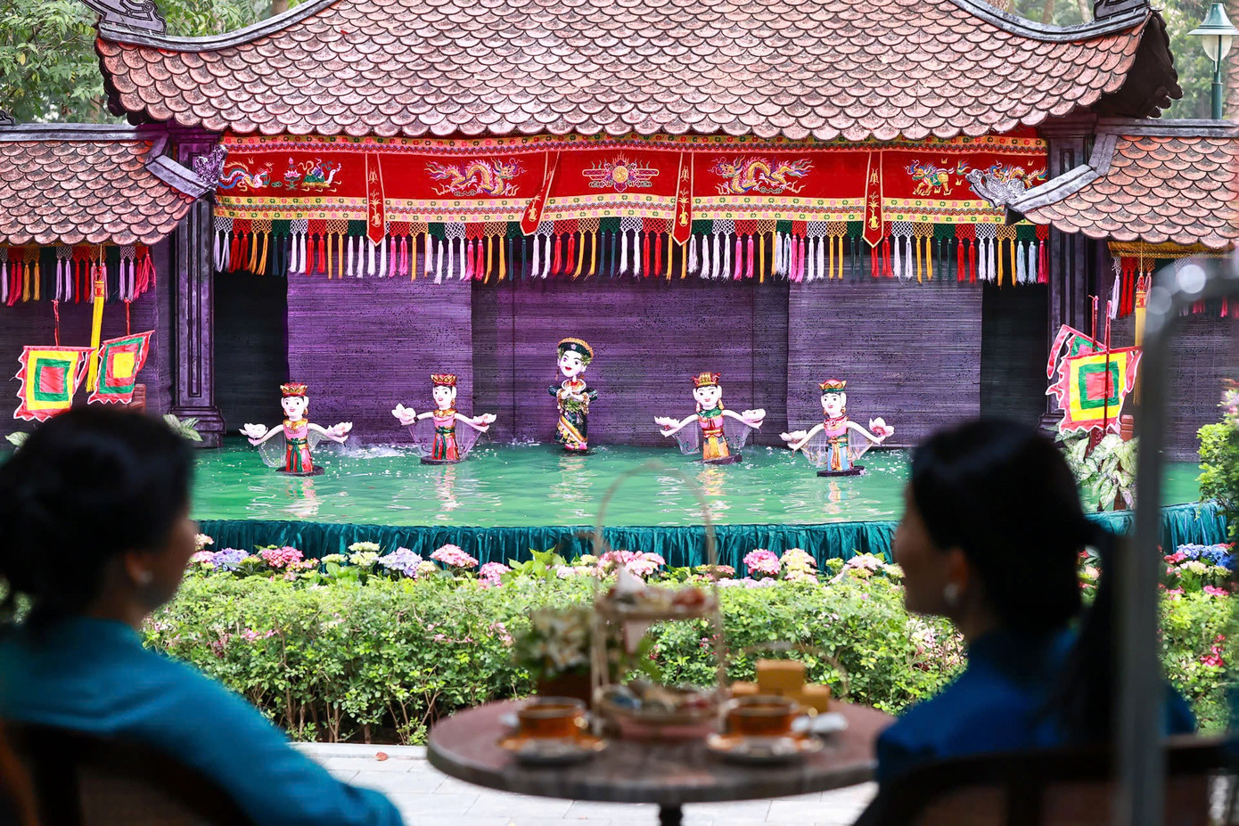 Hai Phu nhân xem múa rối nước. Ảnh: Nhật Minh.