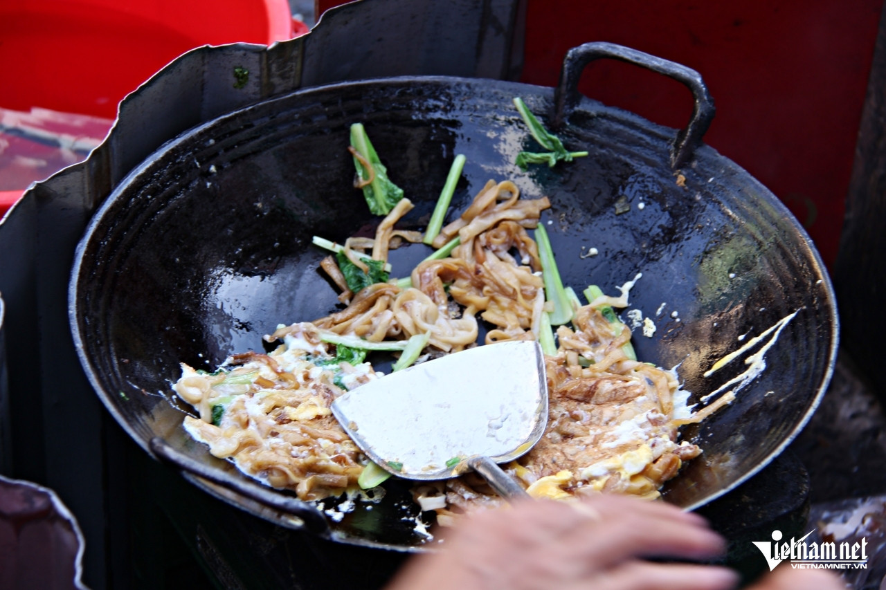 Suốt 40 năm qua, cụ bà sử dụng bếp dầu, chảo gang để chế biến các món ăn của mình. Ảnh: Hà Nguyễn