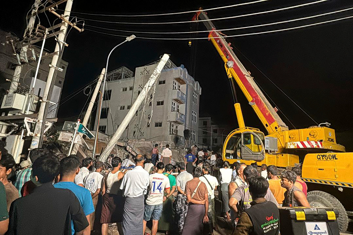 Các tình nguyện viên cứu hộ tại khu vực bị ảnh hưởng bởi động đất ở Mandalay, miền trung Myanmar, ngày 29/3. (Ảnh: AP) Các tình nguyện viên cứu hộ tại khu vực bị ảnh hưởng bởi động đất ở Mandalay, miền trung Myanmar, ngày 29/3. (Ảnh: AP)