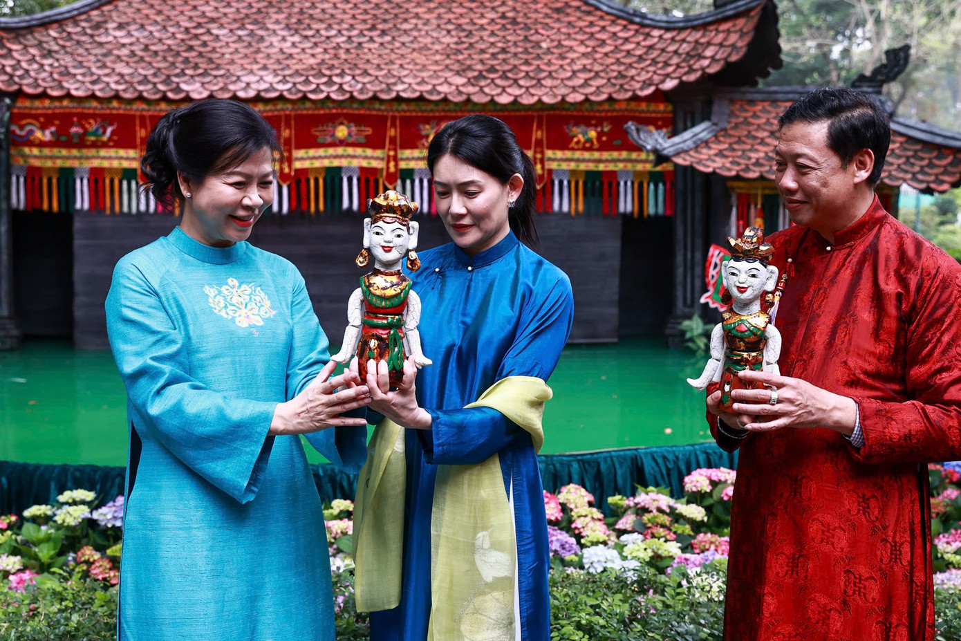 Hai phu nhân tìm hiểu về nghệ thuật múa rối nước. Ảnh: Nhật Minh.