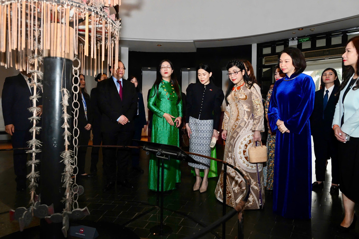 Hai Phu nhân tìm hiểu về các hiện vật trong bảo tàng. Ảnh: Nhật Minh.