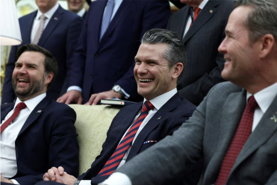 Bộ trưởng Quốc phòng Mỹ Pete Hegseth (giữa). (Ảnh: Reuters) Bộ trưởng Quốc phòng Mỹ Pete Hegseth (giữa). (Ảnh: Reuters)