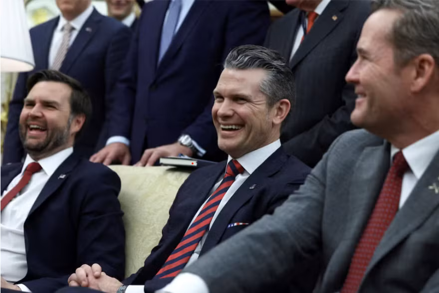 Bộ trưởng Quốc phòng Mỹ Pete Hegseth (giữa). (Ảnh: Reuters)