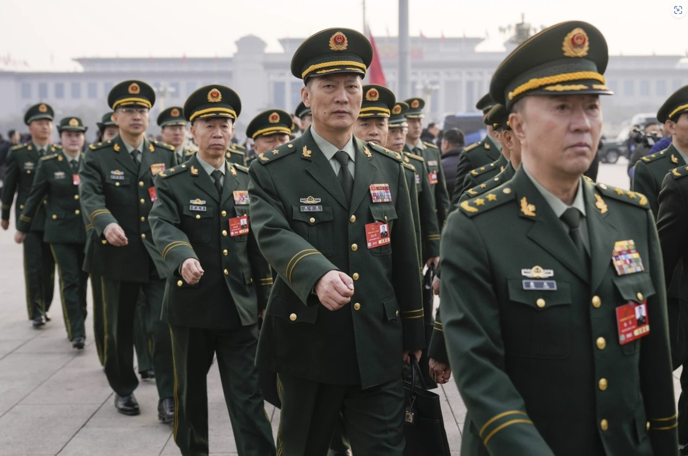 Các sĩ quan Trung Quốc dự kỳ họp của Quốc hội ở Bắc Kinh, ngày 5/3. (Ảnh: AP) Các sĩ quan Trung Quốc dự kỳ họp của Quốc hội ở Bắc Kinh, ngày 5/3. (Ảnh: AP)