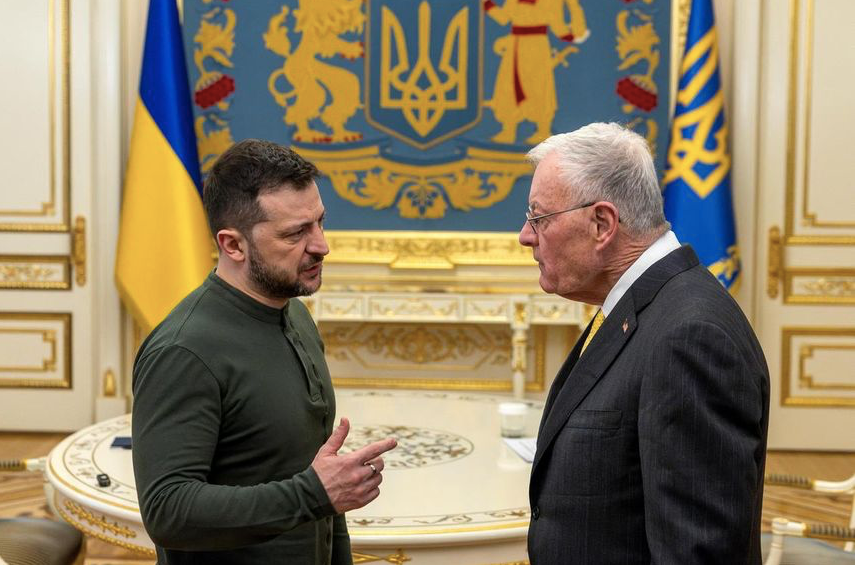 Tướng Keith Kellogg trong cuộc gặp Tổng thống Ukraine Volodymir Zelensky vào tháng 2. (Ảnh: Reuters) Tướng Keith Kellogg trong cuộc gặp Tổng thống Ukraine Volodymir Zelensky vào tháng 2. (Ảnh: Reuters)
