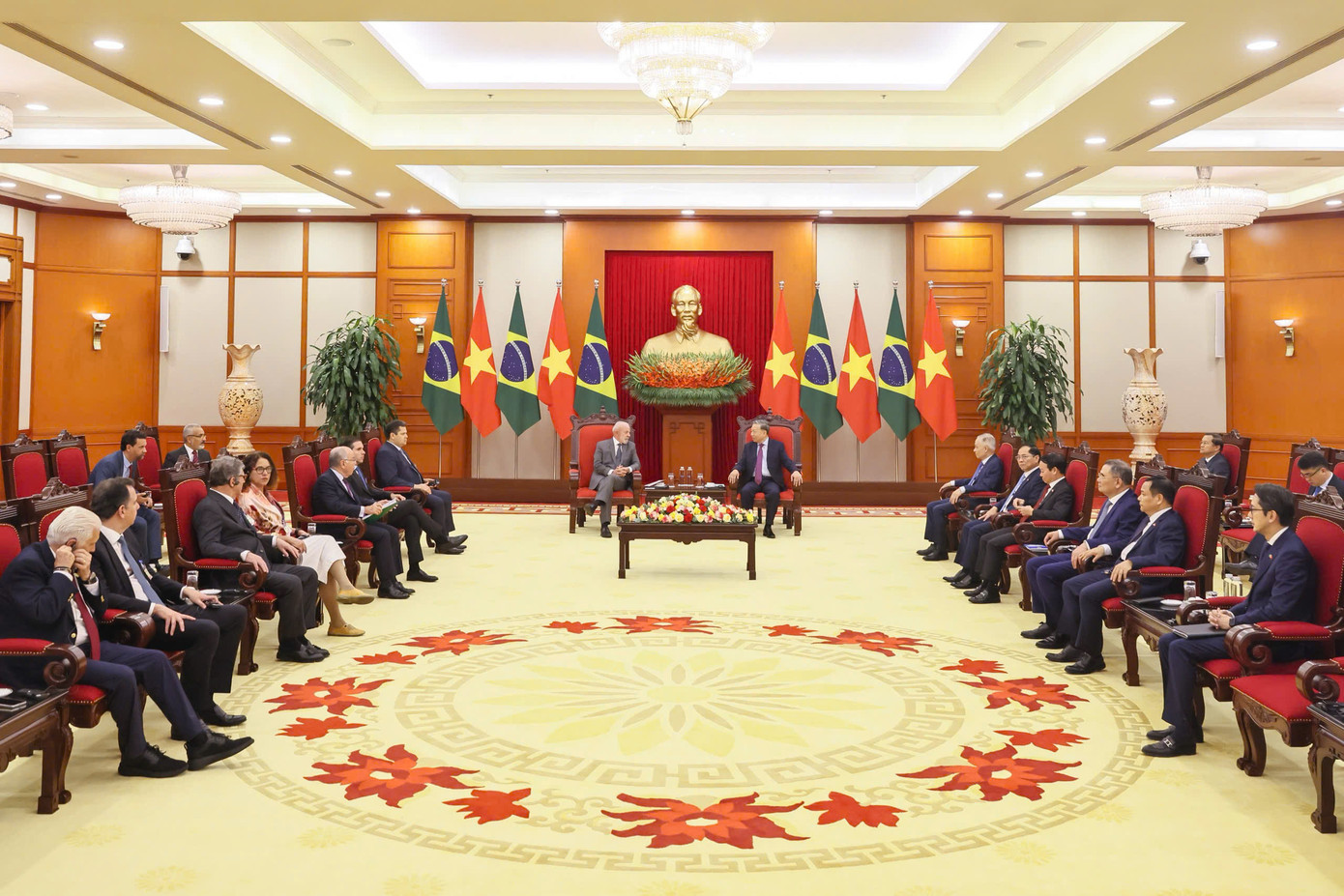 Hai nhà lãnh đạo và quan chức cấp cao hai nước trong cuộc gặp. (Ảnh: Nhật Minh)