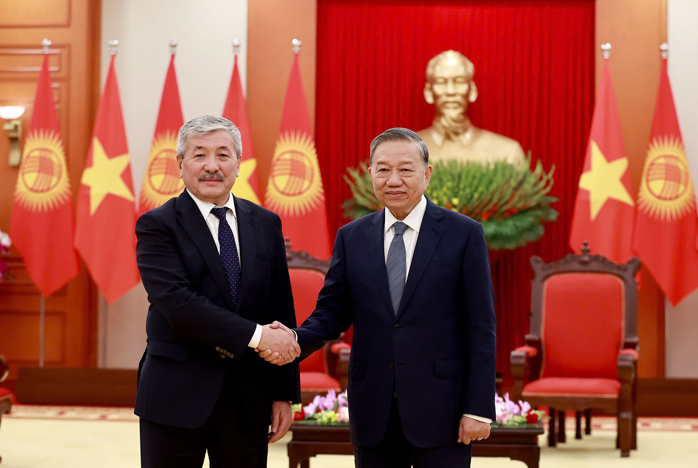 Thủ tướng Kyrgyzstan Adylbek Kasymaliev chào Tổng Bí thư Tô Lâm, ngày 6/3. (Ảnh: Nhật Minh)