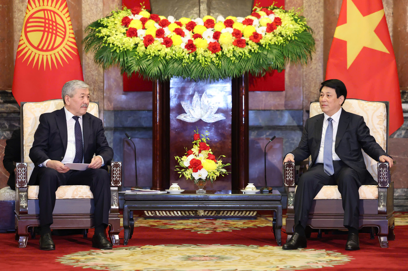 Thủ tướng Kyrgyzstan Adylbek Kasymaliev chào Chủ tịch nước Lương Cường. (Ảnh: Nhật Minh)