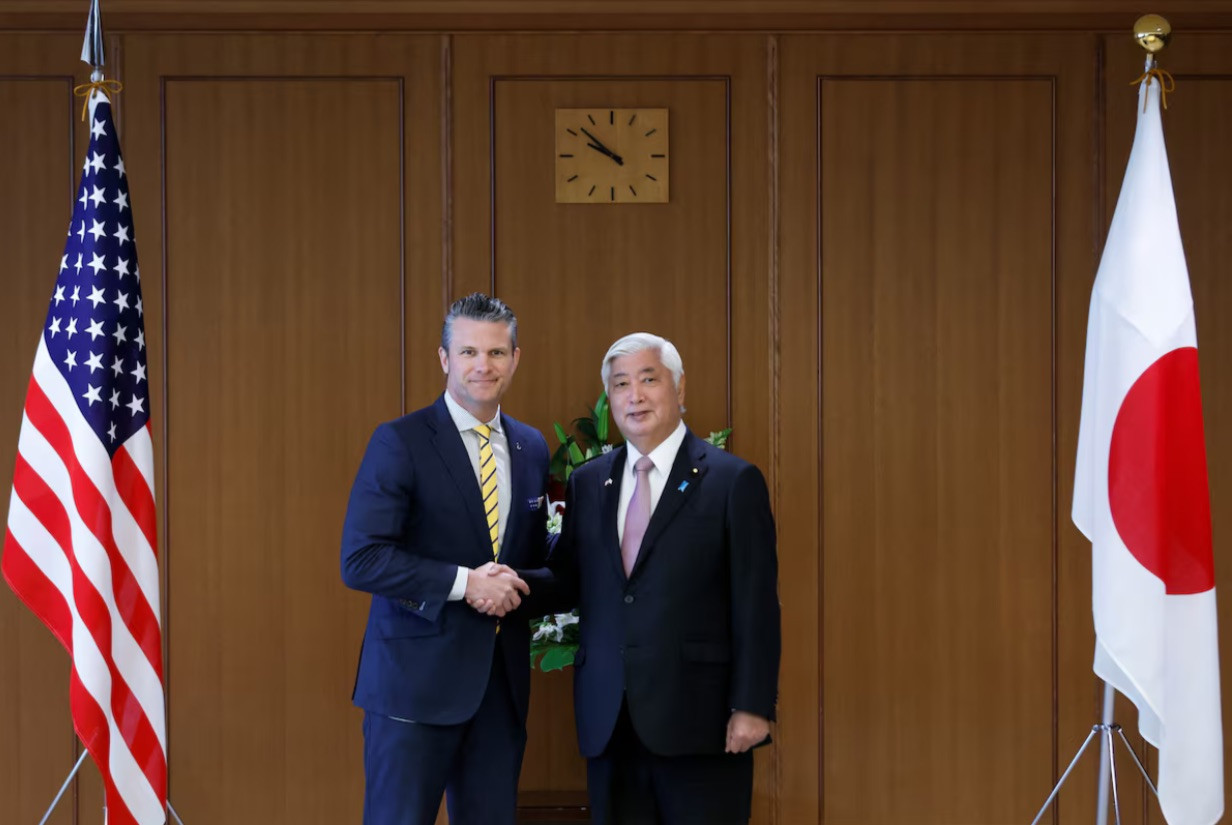 Bộ trưởng Quốc phòng Mỹ Pete Hegseth và người đồng cấp Nhật Bản Gen Nakatani trong cuộc gặp tại Tokyo ngày 30/3. (Ảnh: Reuters) Bộ trưởng Quốc phòng Mỹ Pete Hegseth và người đồng cấp Nhật Bản Gen Nakatani trong cuộc gặp tại Tokyo ngày 30/3. (Ảnh: Reuters)