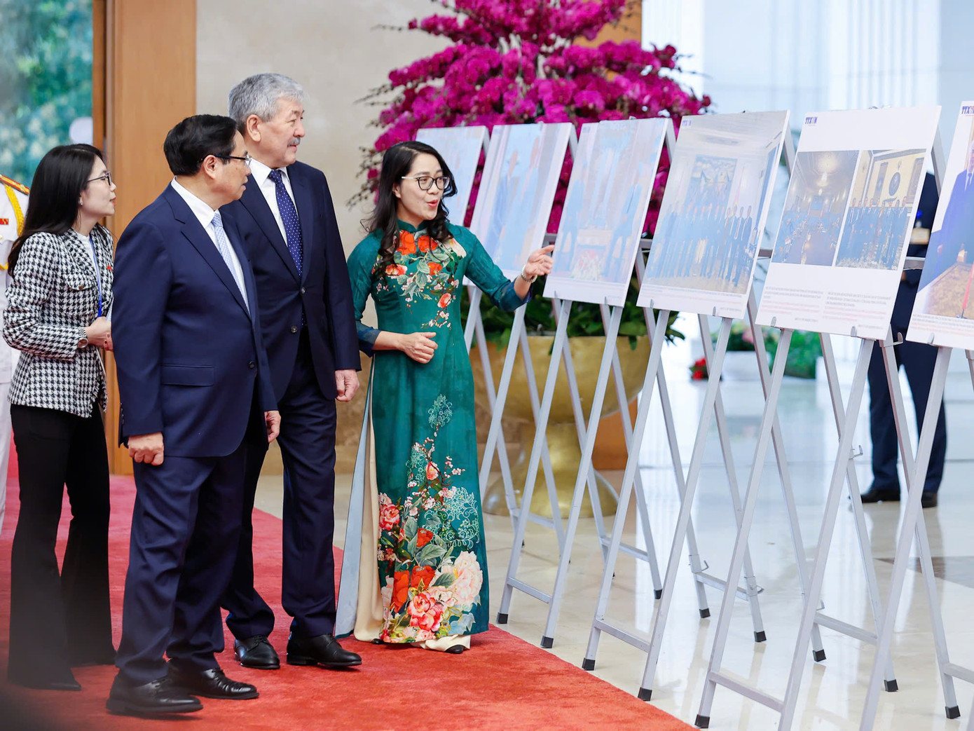 Hai Thủ tướng xem các bức ảnh ghi lại những sự kiện quan trọng trong quan hệ song phương. (Ảnh: Đoàn Bắc) Hai Thủ tướng xem các bức ảnh ghi lại những sự kiện quan trọng trong quan hệ song phương. (Ảnh: Đoàn Bắc)