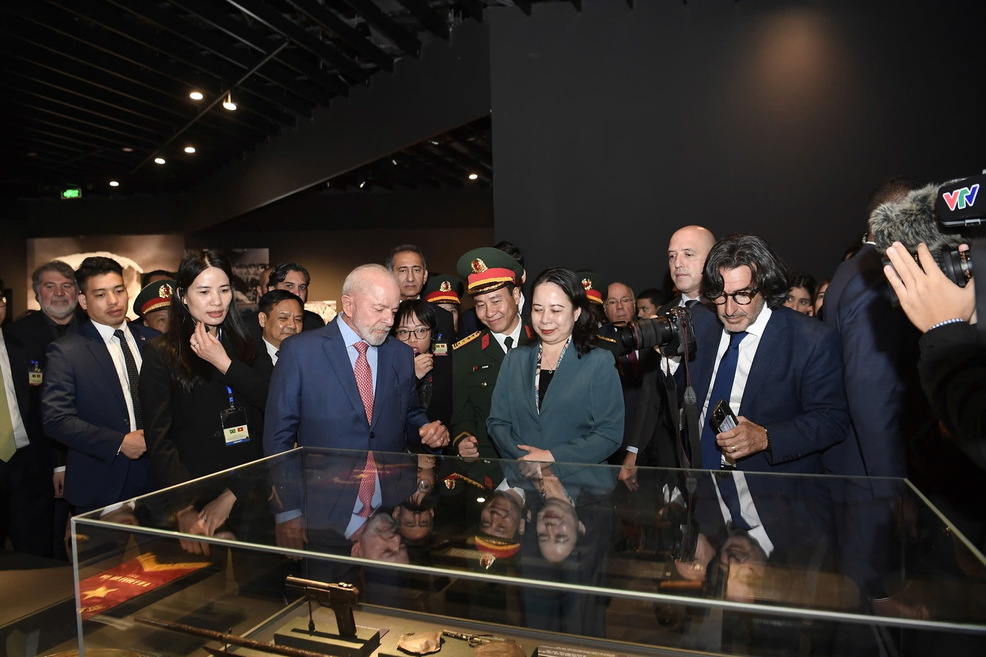 Phó Chủ tịch nước Võ Thị Ánh Xuân và Tổng thống Brazil Luiz Inácio Lula da Silva nghe giới thiệu về các hiện vật trong Bảo tàng. Ảnh: Nhật Minh.