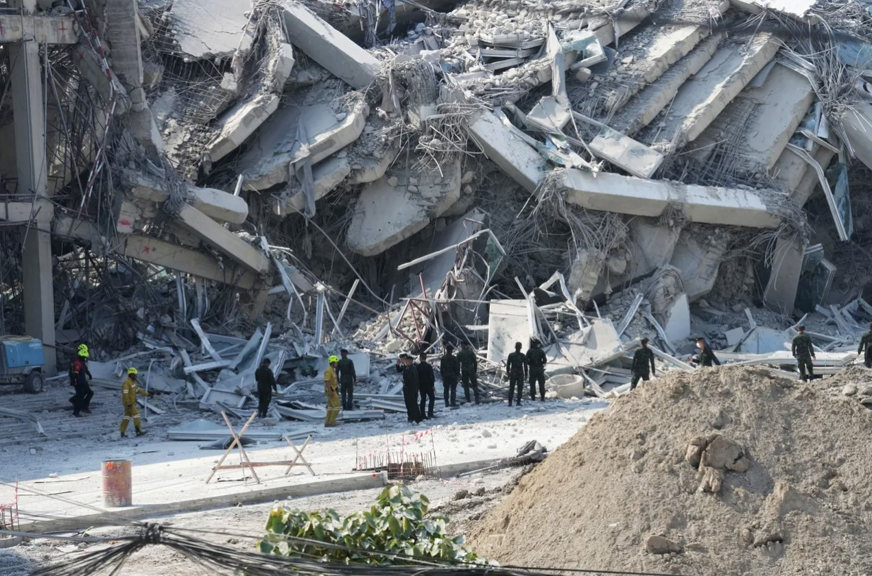 Tòa nhà cao tầng đang thi công ở thủ đô Bangkok, Thái Lan, đổ sập trong trận động đất. (Ảnh: AP) Tòa nhà cao tầng đang thi công ở thủ đô Bangkok, Thái Lan, đổ sập trong trận động đất. (Ảnh: AP)