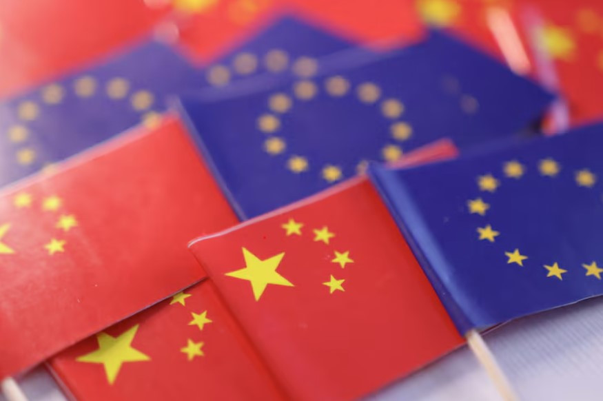 Quốc kỳ của Trung Quốc và lá cờ chung của EU. (Ảnh: Reuters)