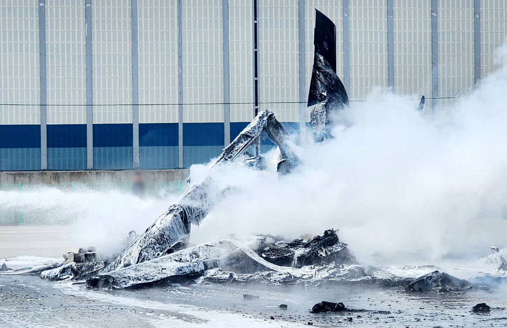 Cả trực thăng và máy bay không người lái Hàn Quốc đều bị thiêu rụi sau va chạm. (Ảnh: Korea Herald) Cả trực thăng và máy bay không người lái Hàn Quốc đều bị thiêu rụi sau va chạm. (Ảnh: Korea Herald)