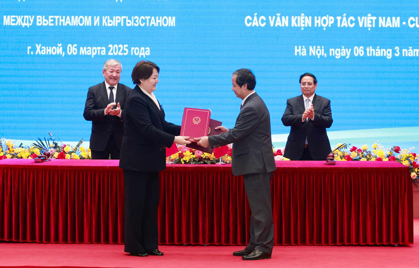 Hai Thủ tướng chứng kiến lễ ký và trao các văn kiện hợp tác ngày 6/3. (Ảnh: Đoàn Bắc)