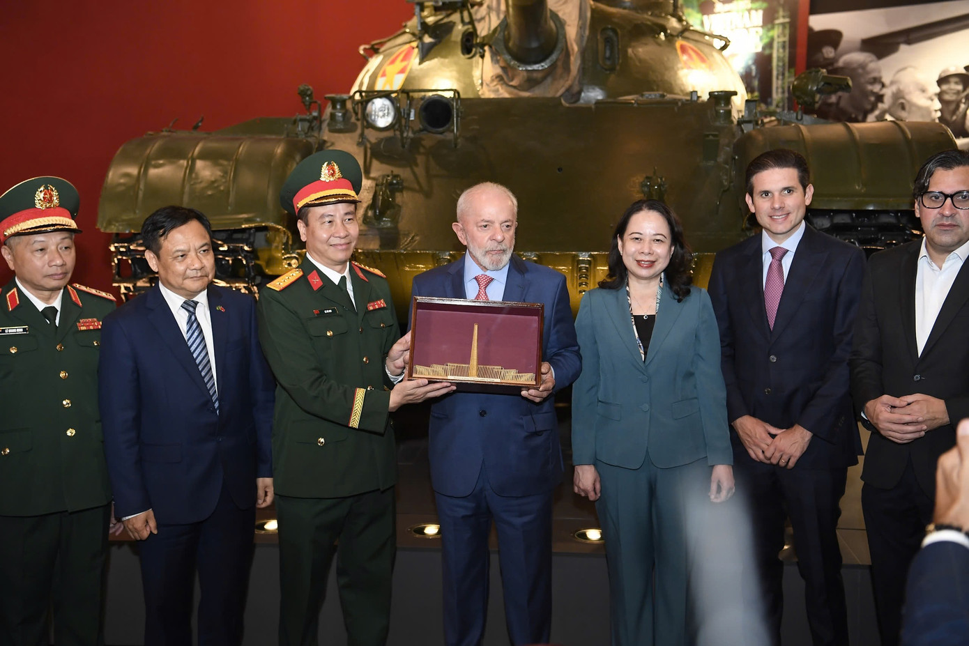 Lãnh đạo bảo tàng tặng quà lưu niệm cho Tổng thống Lula da Silva. Ảnh: Nhật Minh.