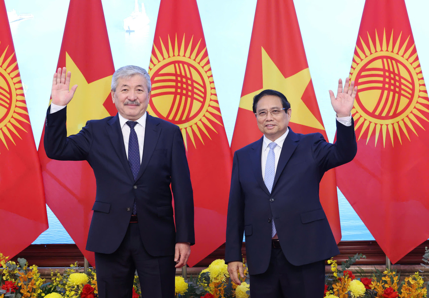Thủ tướng Phạm Minh Chính và Thủ tướng Kyrgyzstan Adylbek Kasymalie chụp ảnh chung trước cuộc hội đàm ngày 6/3. (Ảnh: Đoàn Bắc)