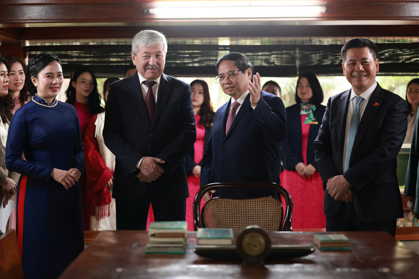 Thủ tướng Phạm Minh Chính và Thủ tướng Kyrgyzstan Adylbek Kasymaliev thăm Nhà sàn Bác Hồ trong Khu Di tích Phủ Chủ tịch. (Ảnh: Nhật Bắc) Thủ tướng Phạm Minh Chính và Thủ tướng Kyrgyzstan Adylbek Kasymaliev thăm Nhà sàn Bác Hồ trong Khu Di tích Phủ Chủ tịch. (Ảnh: Nhật Bắc)