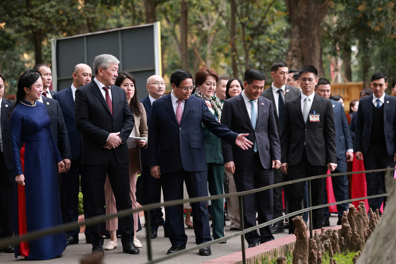 Thủ tướng Phạm Minh Chính và Thủ tướng Kyrgyzstan Adylbek Kasymaliev thăm Khu Di tích Phủ Chủ tịch. (Ảnh: Nhật Bắc) Thủ tướng Phạm Minh Chính và Thủ tướng Kyrgyzstan Adylbek Kasymaliev thăm Khu Di tích Phủ Chủ tịch. (Ảnh: Nhật Bắc)