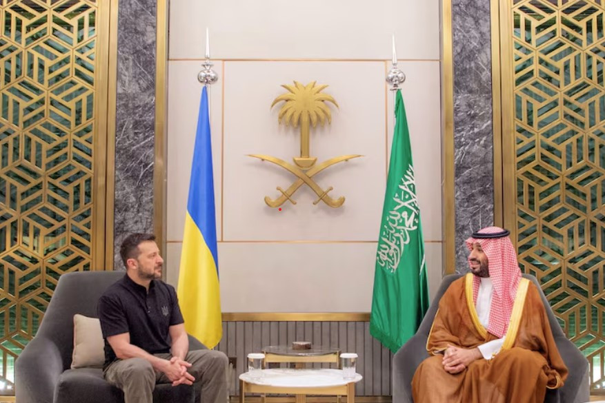 Thái tử Ả-rập Xê-út Mohammed Bin Salman gặp Tổng thống Ukraine Volodymir Zelensky tại Jeddah, tháng 6/2024. (Ảnh: Reuters)