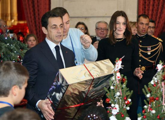 Bà Carla bên cạnh cây thông Noel và những hộp quà Ông Sarkozy “bê” một hộp quà lớn Cử chỉ thân mật của vợ chồng Tổng thống Pháp Bà Carla đọc truyện cho các em nghe Bà Carla bên cạnh cây thông Noel và những hộp quà Ông Sarkozy “bê” một hộp quà lớn Cử chỉ thân mật của vợ chồng Tổng thống Pháp Bà Carla đọc truyện cho các em nghe