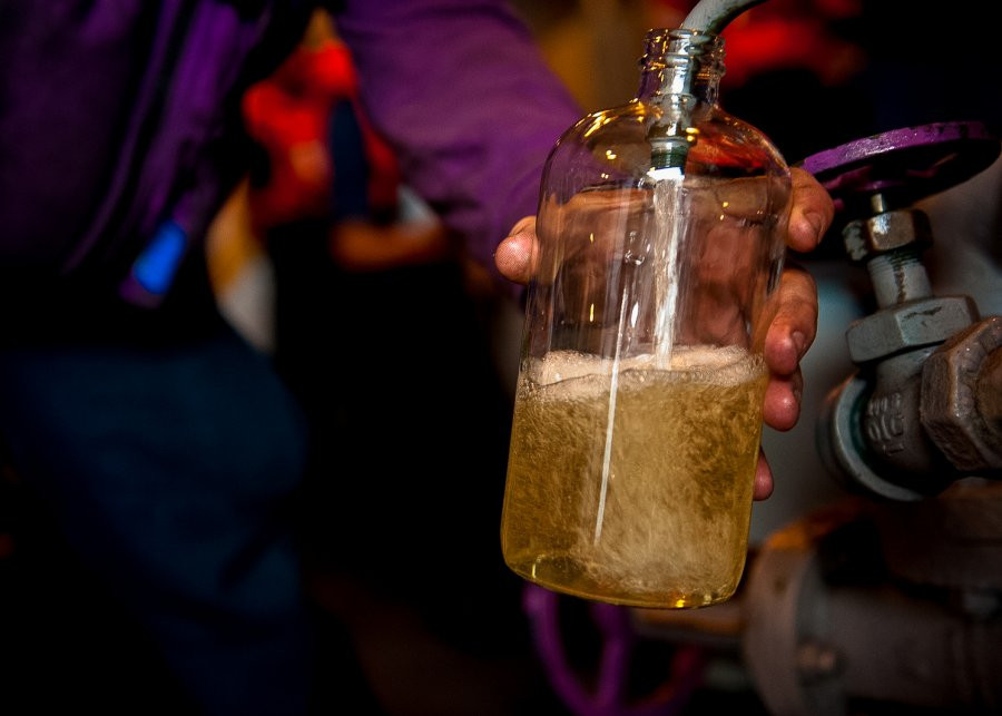 Để cung cấp đủ cho các máy bay, Nimitz phải chứa đến 3,5 triệu thùng nhiên liệu