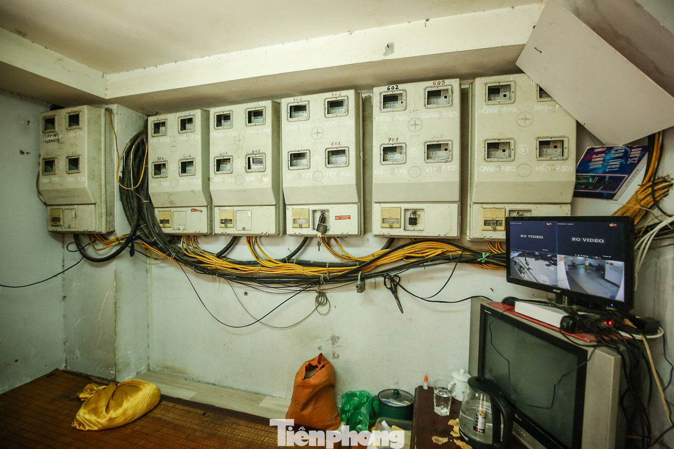 Tầng 1 có phòng bảo vệ với chi chít công tơ điện.