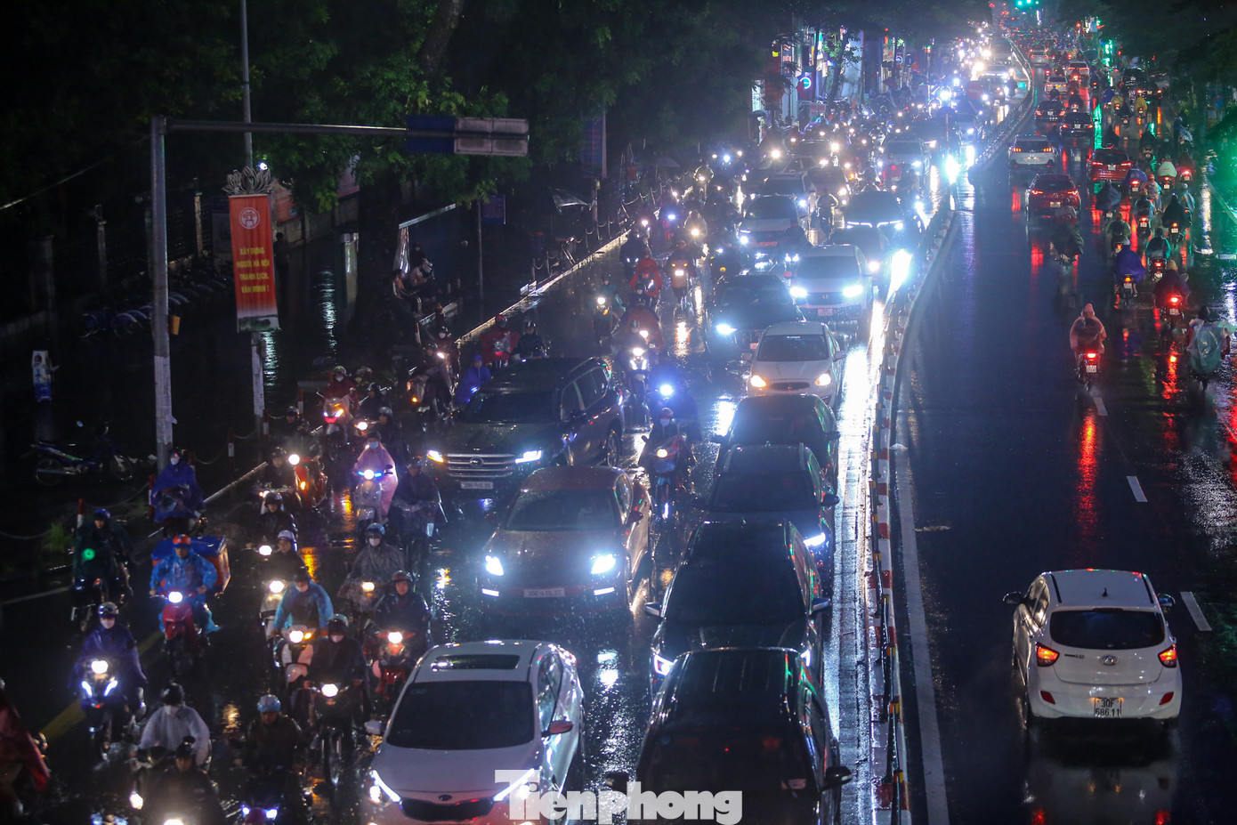 Lượng phương tiện di chuyển trên phố Tây Sơn (quận Đống Đa), chiều hướng về phía Nam không hề giảm mặc dù qua giờ cao điểm.
