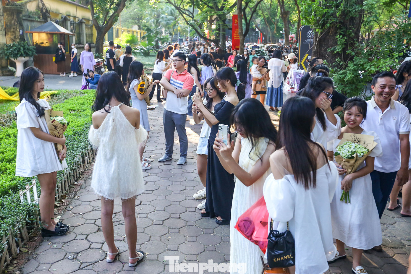 Trong những ngày nghỉ lễ, con phố luôn trong tình trạng quá tải, đông nghịt người đến chụp ảnh.