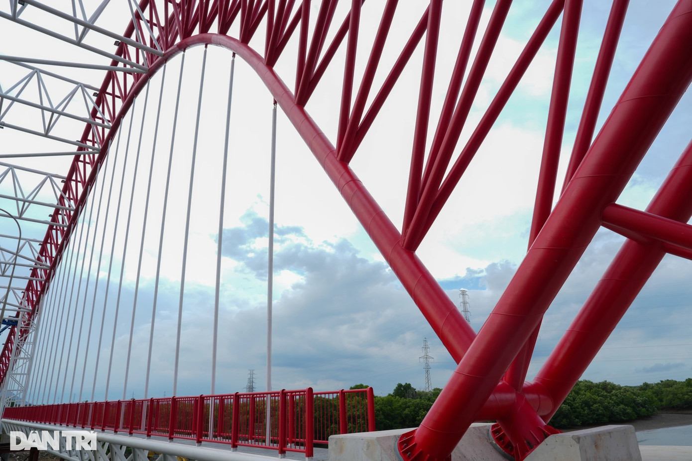 Chiều cao của giàn không gian chính là đài móng đến đỉnh giàn là hơn 26m. Hệ thống chiếu sáng giao thông hiện hữu được thay thế bằng các trụ đèn chiếu sáng có thiết kế với hình dáng cách điệu từ hình ảnh của hoa cỏ may để tạo ấn tượng độc đáo cho công trình.