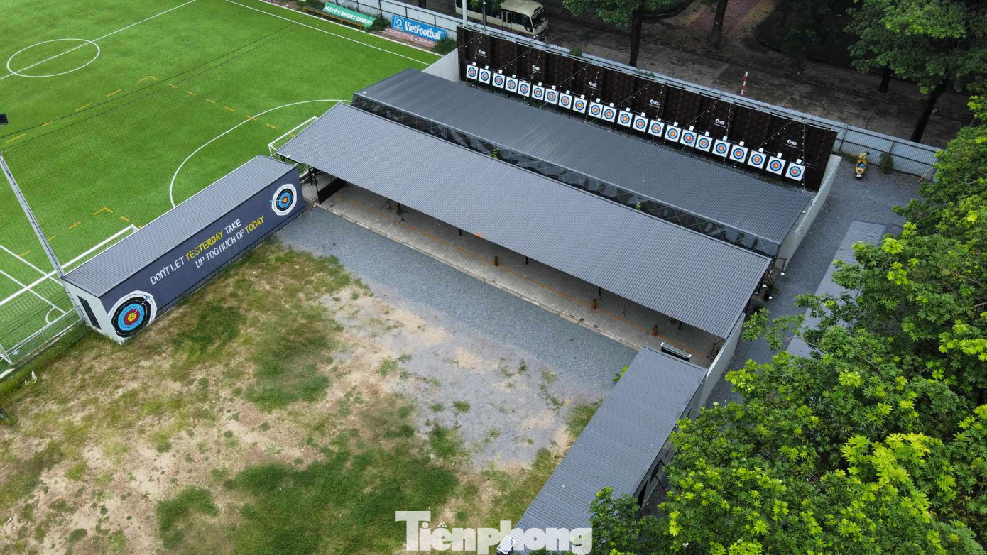 Cũng tại khu đất này, một phần diện tích đất xây trường học biến thành trường bắn cung X10 hoạt động nhộn nhịp không kém.